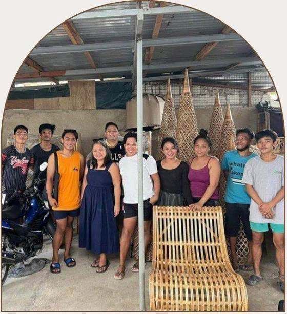 The Hibla weavers and team at the workshop